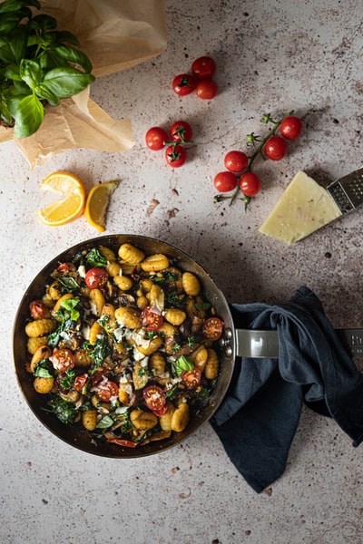 Black round bowl of food
